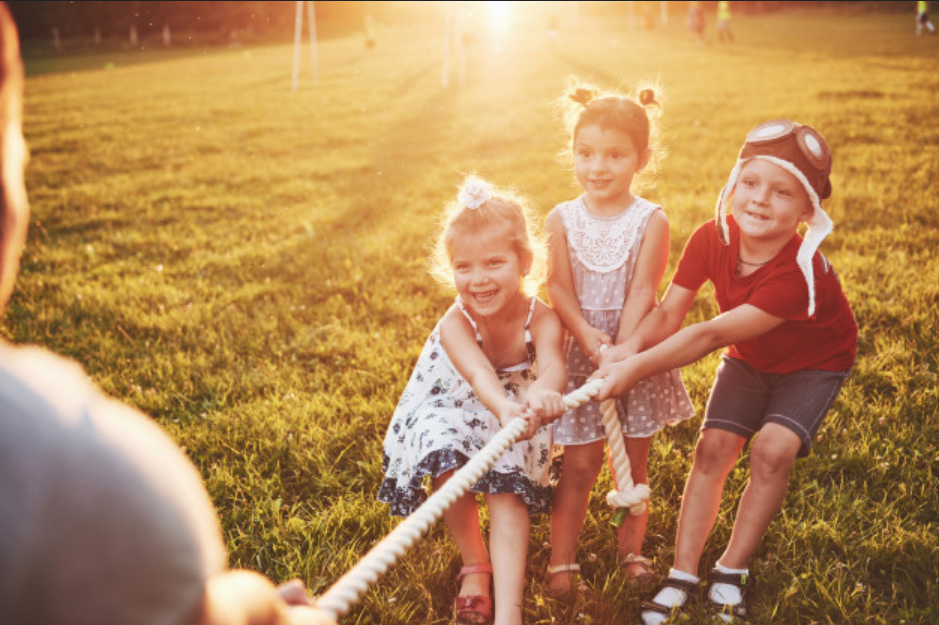 Дети играют - фото: freepik.com